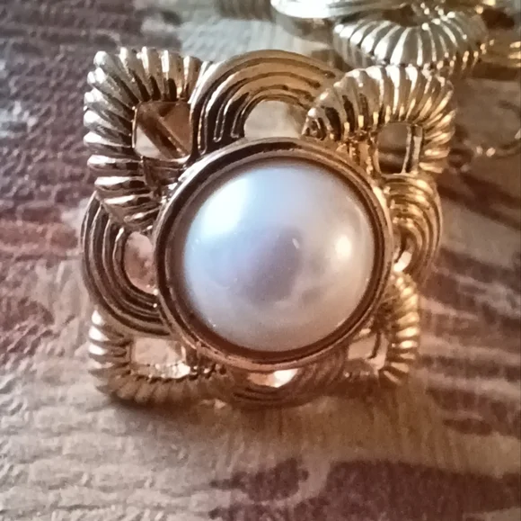 Vintage Faux Pearl Gold Clip On Earrings - Picture 2 of 4